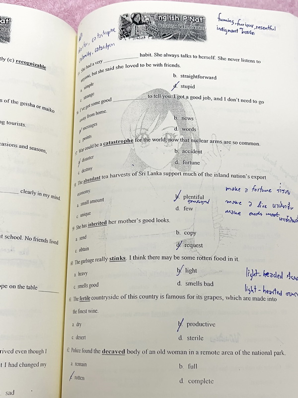 ►ครูพี่แน้ต◄ หนังสือกวดวิชาภาษาอังกฤษครู P’NAT ติวอังกฤษพิชิตทุกข้อสอบ (ปกเด็กฟังเพลง) ในหนังสือเป็นตะลุยโจทย์ทั้งเล่ม จดเฉลยครบเกือบทั้งเล่ม มีโจทย์บางข้อเว้นว่างไปบ้าง ไม่ได้จดและไม่มีเฉลย