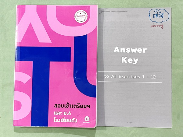 ►ครูพี่แนน Enconcept◄ หนังสือเรียนวิชาภาษาอังกฤษ ปี 2565 -2566 สอบเข้าเตรียมและ ม.4 โรงเรียนดัง + ชีทเฉลย - ในหนังสือมีสรุปเนื้อหาแกรมม่าไวยากรณ์สำคัญๆ มี Tips & Tricks เทคนิคลัดของครูพี่แนนเยอะมาก มีวิธี Scan คำถาม, การดู Keyword และจับหลัก Main Idea รวม