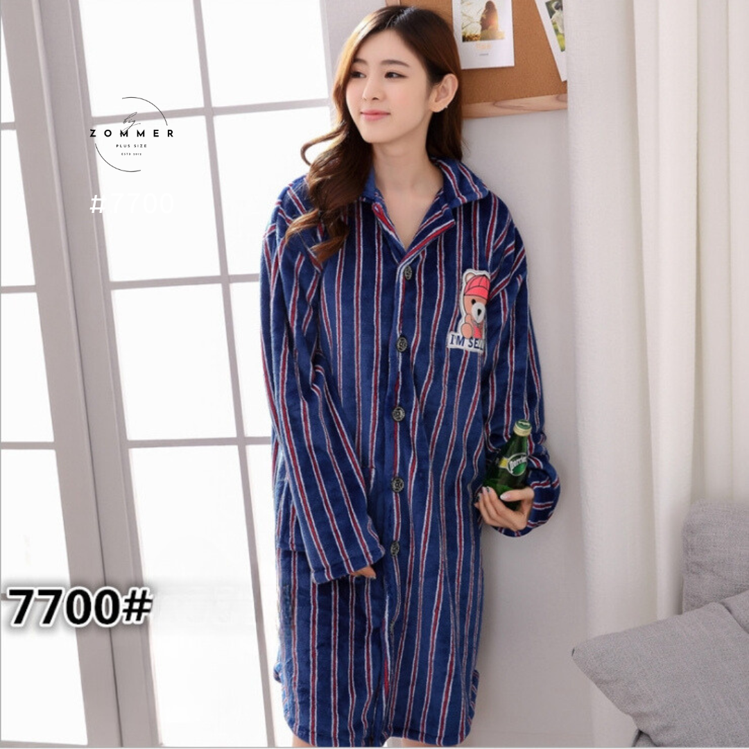 ★พร้อมส่ง★ ชุดนอนกระโปรงผ้ากำมะหยี่สีน้ำเงินลายทาง มีปก ติดกระดุมยาว แขนยาว 5XL อก 44ยืด52