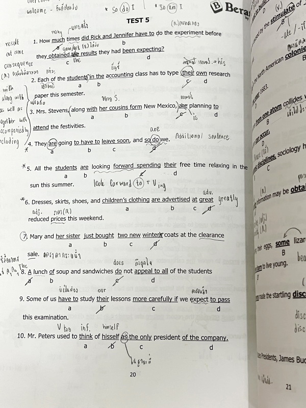 ►Berante◄ หนังสือกวดวิชาภาษาอังกฤษครูพลอย ตะลุยโจทย์สอบเข้า ม.4 มีสรุปแกรมม่าหลักไวยากรณ์สั้นๆกระชับ อาจารย์มีบอกเป็นหลักการ และเทคนิคการทำโจทย์ มีเน้นที่น่าจุดสังเกต ตำแหน่งการวางของคำศัพท์ที่ควรจำ มีโจทย์ test แบบทดสอบ เนื้อหาสรุป เทคนิค ข้อสังเกตต่างๆต