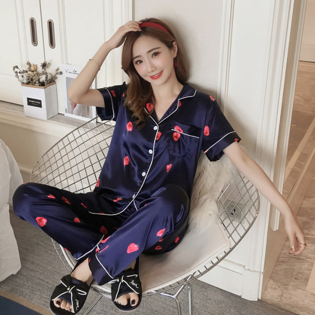 ★พร้อมส่ง★ ชุดนอนผ้าซาตินสีน้ำเงินลายสตรอเบอร์รี่ (2XL,3XL,4XL) SY2708