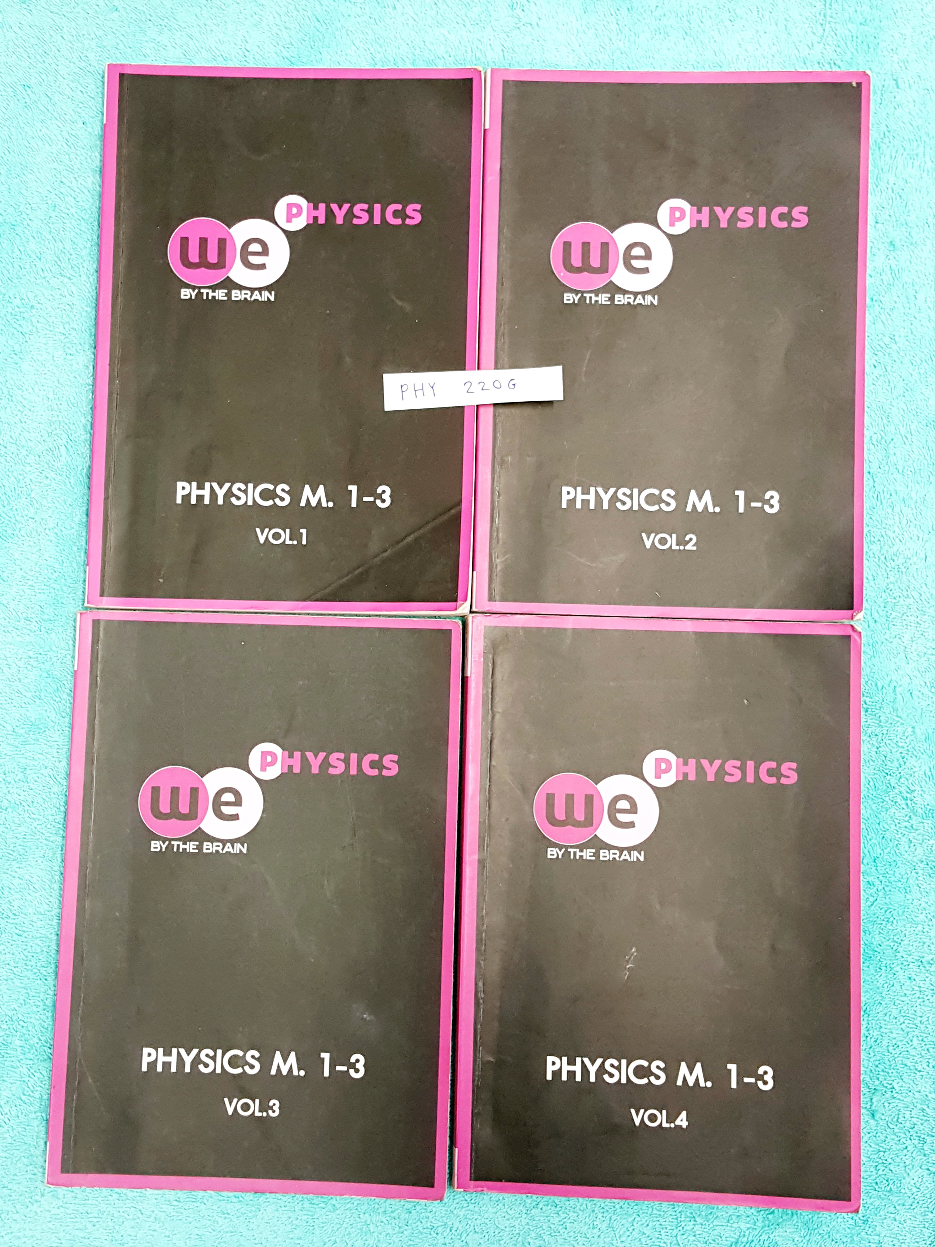 ►วีเบรน◄ PHY 220G Set ฟิสิกส์ ม.1-3 เล่ม 1-4 มีสรุปทุกสูตรในเนื้อหาวืชาวิทยาศาสตร์ ฟิสิกส์ระดับชั้น ม.ต้น ทั้งเซ็ทมีจดละเอียดด้วยดินสอและปากกาสี จดครบเกือบทั้งเล่ม จดละเอียด ตั้งใจเรียน แบบฝึกหัดมีเฉลยอย่างละเอียดของอาจารย์บางข้อ มีแสดงวิธีทำอย่างละเอียด