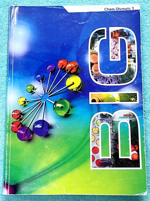 ►หนังสือเคมีโอลิมปิก◄ อ.บิ๊ก เคมีโอลิมปิก Chem Olympic เล่ม 3 มีจดเนื้อหาที่เข้าเรียนในคอร์สบางหน้า จดละเอียดมาก เนื้อหายากลึกถึงสอบแข่งขันโอลิมปิก เหมาะสำหรับเด็กนักเรียนที่มีพื้นฐานดี แบบฝึกหัดมีทำไปแล้วบางข้อ ด้านหลังมีเฉลยของอาจารย์ครบทุกข้อ หนังสือเล