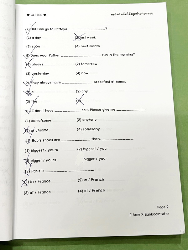 ►อังกฤษสอบเข้า ม.1 Gifted◄ หนังสือกวดวิชาบ้านบดินทร์ติวเตอร์ เตรียมสอบเข้า ม.1 Gifted วิชาภาษาอังกฤษ เน้นตะลุยโจทย์ข้อสอบทั้งเล่ม มีโจทย์ข้อสอบ 7 ชุด + ข้อสอบ Interesting Idioms อีก 1 ชุดรวมทั้งหมด 8 ชุด มีจดเฉลยครึ่งเล่ม ที่เหลือเว้นว่างไว้และไม่มีเฉลย