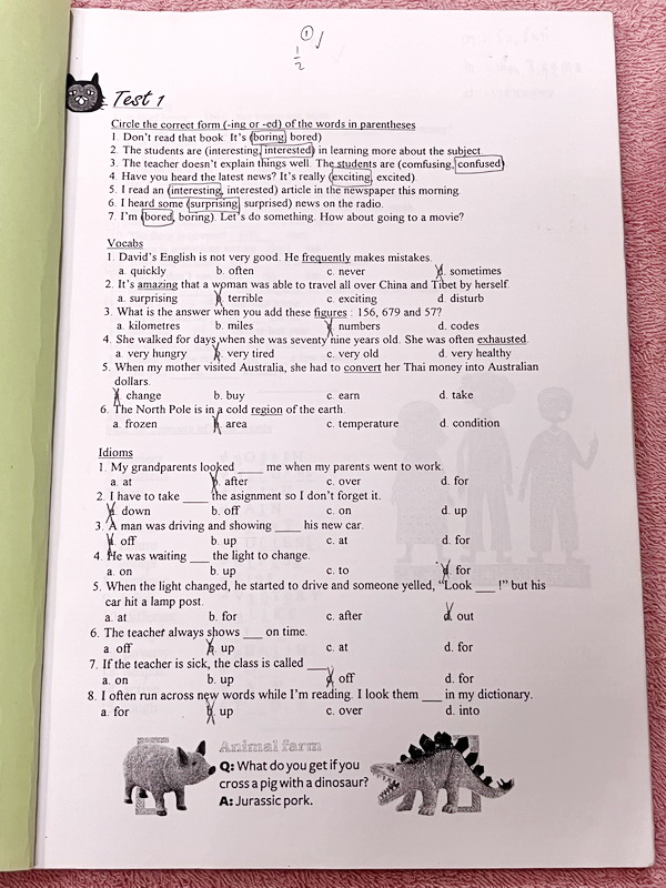 ►อ.ถ้วย◄ หนังสือเรียนภาษาอังกฤษครูถ้วย คอร์ส ม.3 สอบเข้าเตรียมอุดม + ชีทเฉลย + ชีทสรุปแกรมม่า ในหนังสือมีโจทย์เยอะมาก จดครบเกือบทั้งเล่ม มีชีทเฉลยใช้คู่กับหนังสือให้ต่างหาก และมีชีทตัวอย่างการสรุป Grammar ย่อๆให้พอเข้าใจแบบภาพรวม ควรจำเอาไว้ให้ได้ อาจารย์