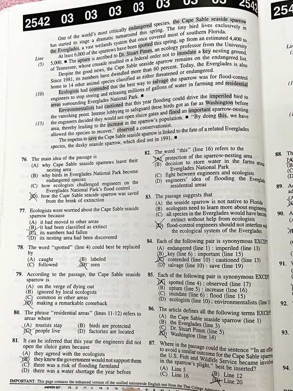 ►หนังสือ อ.สงวน◄ หนังสือเรียนภาษาอังกฤษโรงเรียนเสริมหลักสูตร อ.สงวน วงศ์สุชาต เฉลยข้อสอบภาษาอังกฤษเข้ามหาวิทยาลัยทุกสาขา ปี 2541-2547 เป็นโจทย์ข้อสอบทั้งเล่ม ในหนังสือมีเขียนด้วยดินสอบางหน้า มีเฉลยของอาจารย์ครบทุกข้อ