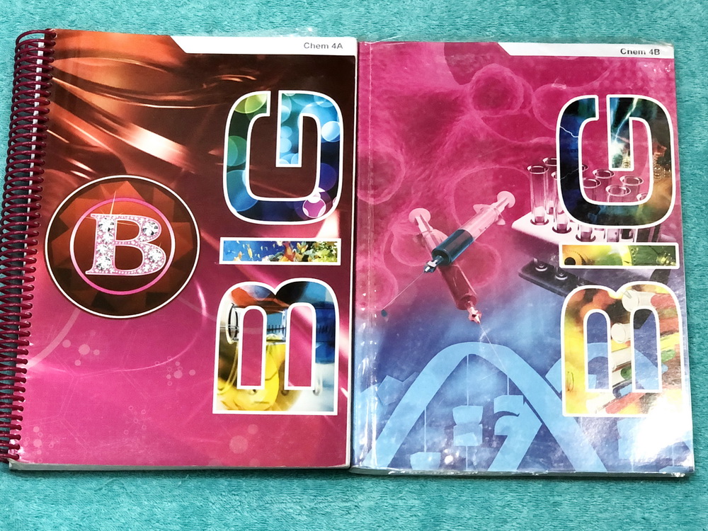 ►อ.บิ๊ก◄ Chem 4A + 4B วิชาเคมี เข้าเรียนครบเกือบทุกครั้ง มีจดเนื้อหาตามที่อาจารย์สอนในห้องเรียนครบเกือบทั้งหมด จดละเอียดด้วยดินสอ มีวาดภาพประกอบเนื้อหาหลายหน้า ด้านหลังมีเฉลยครบทุกข้อ หนังสือเล่มใหญ่มาก