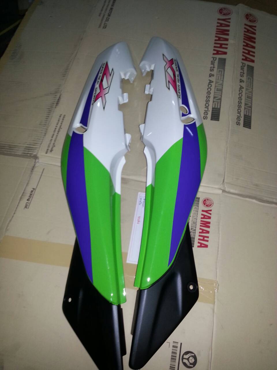 ฝาข้าง KR150-ZX สีเขียว/ขาว แท้ศูนย์