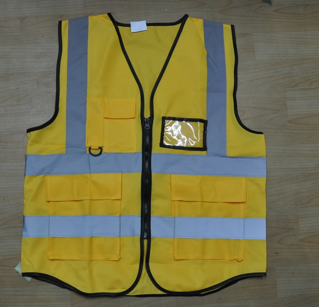 เสื้อกั๊กสะท้อนแสงผ้าโพลีเอสเตอร์ มีกระเป๋าและช่องใส่บัตร มีช่องเสียบการ์ดช่องเสียบปากกาและกระเป๋าสี่ช่องสำหรับเก็บอุปกรณ์เสริมที่จำเป็นแถบสะท้อนแสงสะท้อนแสงได้ดีทั้งในเวลากลางวันและกลางคืน ช่วยให้มองเห็นได้ชัดเจน