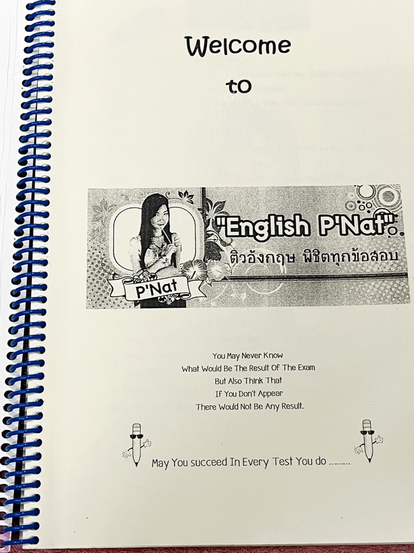 ►ครูพี่แนท◄ หนังสือกวดวิชาภาษาอังกฤษ ครู P’NAT ติวอังกฤษพิชิตทุกข้อสอบ ในหนังสือเป็นตะลุยโจทย์ทั้งเล่ม จดครบเกือบทั้งเล่ม จดละเอียด มีโจทย์เข้มข้นหลากหลายแนวที่น่าสนใจ หนังสือเล่มหนาใหญ่