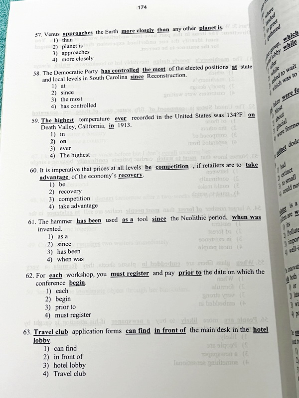 ►หนังสือเพชรยอดมงกุฎประถม◄ หนังสือสอบเพชรยอดมงกุฎ ระดับชั้นประถม 1-6 รวมข้อสอบวิชาภาษาอังกฤษเพชรยอดมงกุฎ ครั้งที่ 3-7 ปีพ.ศ. 2551-2555 พร้อมเฉลยครบทุกข้อ ในหนังสือมีเขียนเล็กน้อย เนื้อหาในหนังสือตีพิมพ์สมบูรณ์ทั้งเล่ม