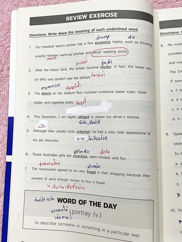 ►ครูพี่แนน Enconcept◄ Junior Vocab มีสรุปวิธีการดูคำศัพท์ การสังเกตการเดาความหมายคำศัพท์จากบริบท มีลักษณะรูปแบบข้อสอบที่ชอบออกเป็นประจำ มี Quick Tips ที่น่าสนใจ มีโจทย์ข้อสอบความยากง่ายหลายระดับตั้งแต่ Basic จนถึง Real Exam ด้านหลังมี Answer Key เฉลยครบทุ
