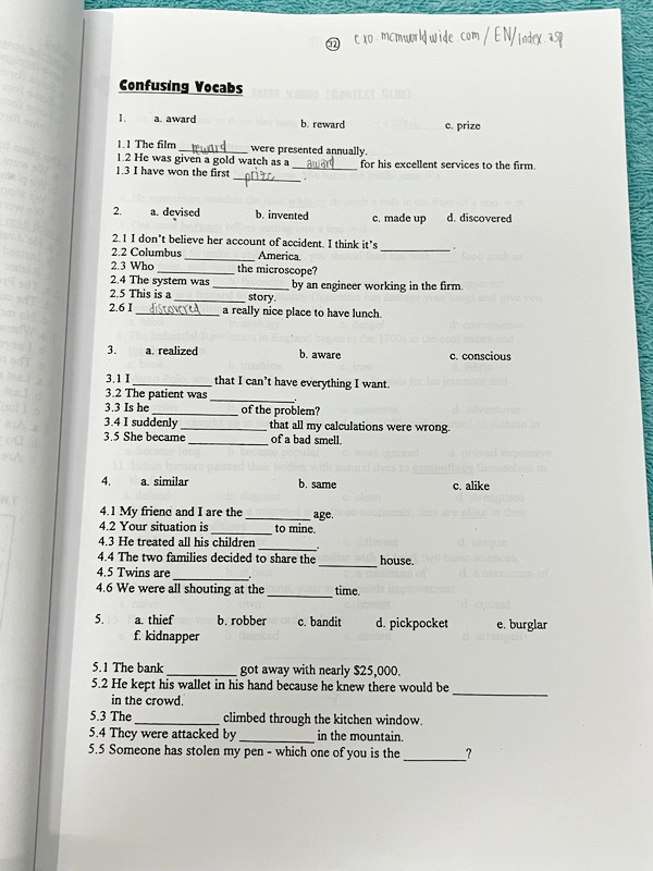 ►อ.ถ้วย◄ หนังสือเรียนภาษาอังกฤษครูถ้วย คอร์ส ม.3 สอบเข้าเตรียมอุดม + ชีทเฉลย + ชีทสรุปแกรมม่า ในหนังสือมีโจทย์เยอะมาก มีจดบางหน้า มีชีทเฉลยใช้คู่กับหนังสือให้ต่างหาก และมีชีทตัวอย่างการสรุป Grammar ย่อๆให้พอเข้าใจแบบภาพรวม ควรจำเอาไว้ให้ได้ อาจารย์แบ่งสรุ