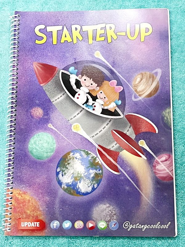 ►ครูพี่เกม◄ หนังสือกวดวิชา STARTER-UP วิชาภาษาอังกฤษเล่ม Update รวบรวมทุกอย่างที่จำเป็นในการเรียนภาษาอังกฤษ อาจารย์มีบอกหลักการทำข้อสอบ มีสรุป Grammar เรื่องต่างๆทั้งวิธีใช้และ Keyword สำคัญ จดครบเกือบทั้งเล่ม จดละเอียด หนังสือใส่ปกสันเกลียว เปิดอ่านง่าย