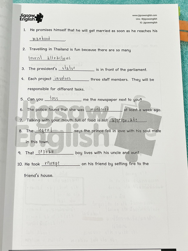 ►Jigsaw◄ หนังสือกวดวิชาครูจิ๊กซอว์ Advanced Vocab ม.ต้น เน้นฝึกทำโจทย์ด้าน Vocab โดยเฉพาะ อาจารย์มีสรุปประเภทของคำที่ควรรู้ มีโจทย์ Exercise เยอะมาก จดครบเกือบทั้งเล่ม จดละเอียด มีจดความหมายและวิธีการใช้ศํพท์ หนังสือเล่มหนาใหญ่