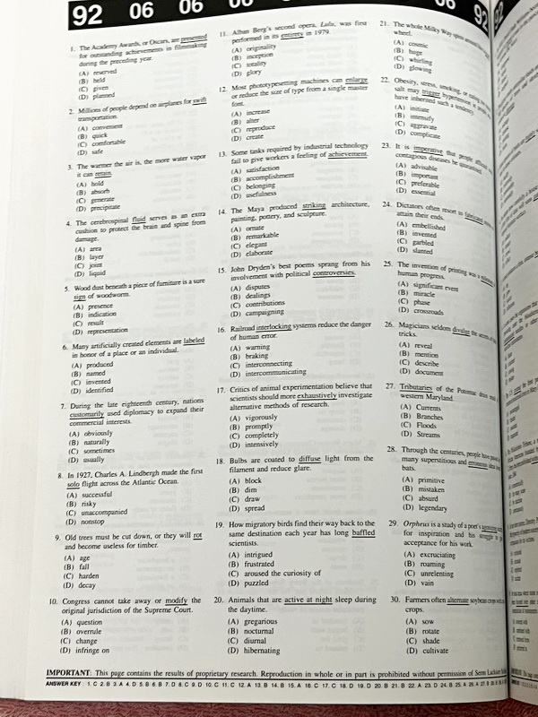 ►หนังสืออ.สงวน◄ ตำราเรียนอ.สงวน วงศ์สุชาต Vocabulary มีโจทย์ทั้งเล่ม เป็นคลังโจทย์ มีโจทย์เยอะมากประมาณเกือบ 2,000 ข้อ มีเฉลยพิมพ์ไว้ด้านล่างทุกหน้า มีเขียนด้วยดินสอเล็กน้อย ด้านหลังมีคำศัพท์ที่ควรท่องจำอีก 519 คำหนังสือเล่มหนาใหญ่มาก ขนาดเทียบเท่าหนังสือ