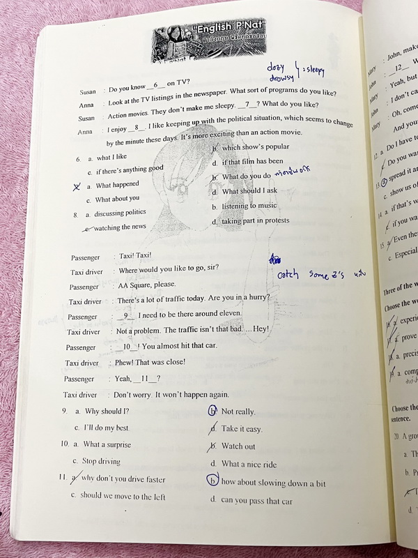 ►ครูพี่แน้ต◄ หนังสือกวดวิชาภาษาอังกฤษครู P’NAT ติวอังกฤษพิชิตทุกข้อสอบ (ปกเด็กฟังเพลง) ในหนังสือเป็นตะลุยโจทย์ทั้งเล่ม จดเฉลยครบเกือบทั้งเล่ม มีโจทย์บางข้อเว้นว่างไปบ้าง ไม่ได้จดและไม่มีเฉลย