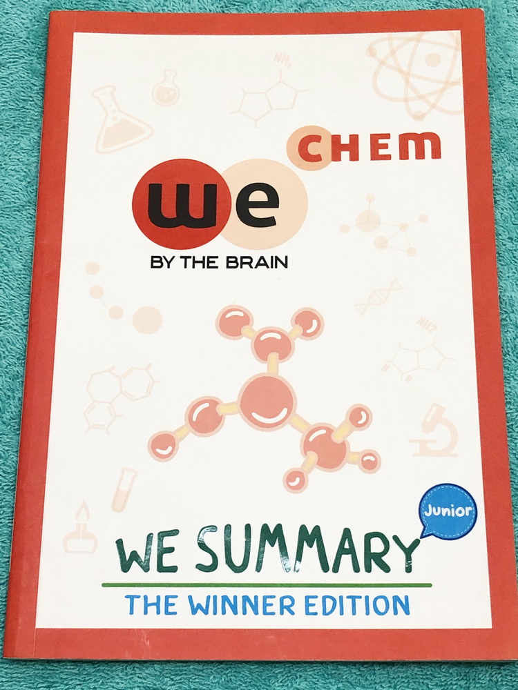 ►วีซัมมารี่◄ We Summary The Winner Edition หนังสือกวดวิชาสรุปเนื้อหาเคมี ม.ต้น ครบทั้งหมดทุกบท อ่านเข้าใจง่าย ตรงตามหลักสูตรของกระทรวงศึกษาธิการ มีสรุปเนื้อหาเกินหลักสูตรม.ต้น ในบางบท เพื่อใช้สอบเข้าม.4 โรงเรียนดัง มีสรุปเนื้อหากระชับและเทคนิคลัดเยอะมาก พ