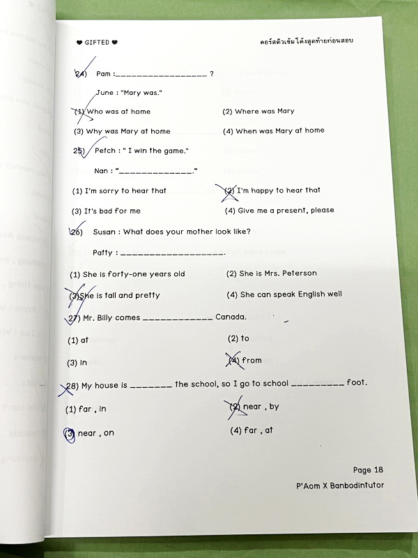 ►อังกฤษสอบเข้า ม.1 Gifted◄ หนังสือกวดวิชาบ้านบดินทร์ติวเตอร์ เตรียมสอบเข้า ม.1 Gifted วิชาภาษาอังกฤษ เน้นตะลุยโจทย์ข้อสอบทั้งเล่ม มีโจทย์ข้อสอบ 7 ชุด + ข้อสอบ Interesting Idioms อีก 1 ชุดรวมทั้งหมด 8 ชุด มีจดเฉลยครึ่งเล่ม ที่เหลือเว้นว่างไว้และไม่มีเฉลย