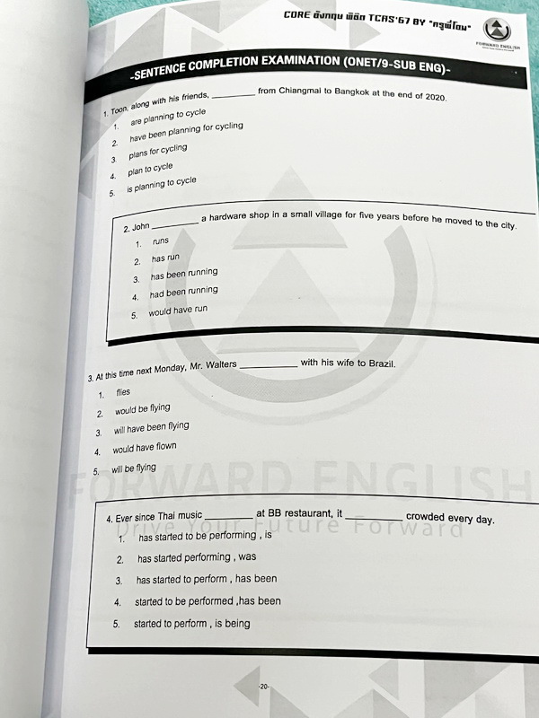 ►ครูพี่โอม◄ หนังสือเรียนพิเศษ Forword English ครูพี่โอม พิชิต TCAS67 Coreเจาะแก่นอังกฤษ สรุปเทคนิคการจับหลักแกรมม่า อาจารย์มีเน้นจุดที่ออกสอบ100% เนื้อหามีเว้นว่างให้เติมเองเยอะมาก ด้านหลังเป็นตะลุยโจทย์ ในหนังสือมีจดเล็กน้อย และไม่มีเฉลย หนังสือเล่มหนาให