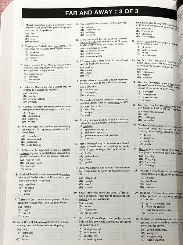 ►หนังสืออ.สงวน◄ ตำราเรียนอ.สงวน วงศ์สุชาต Vocabulary มีโจทย์ทั้งเล่ม เป็นคลังโจทย์ มีโจทย์เยอะมากประมาณเกือบ 2,000 ข้อ มีเฉลยพิมพ์ไว้ด้านล่างทุกหน้า มีเขียนด้วยดินสอเล็กน้อย ด้านหลังมีคำศัพท์ที่ควรท่องจำอีก 519 คำหนังสือเล่มหนาใหญ่มาก ขนาดเทียบเท่าหนังสือ