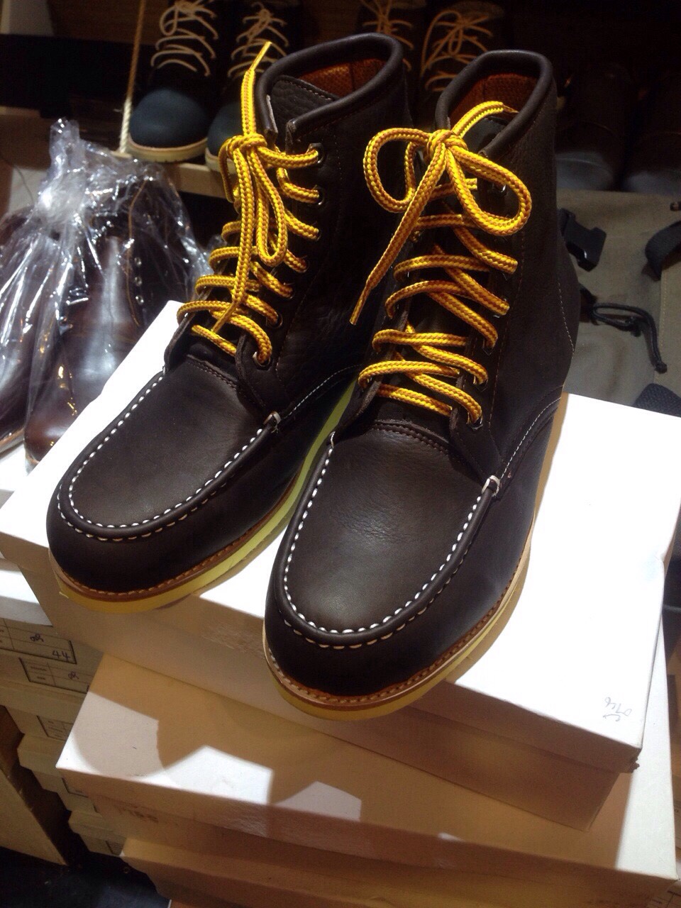 รองเท้าผู้ชาย | รองเท้าแฟชั่นชาย Dark Brown Boots หนังชามัวร์ (หนังลูกวัวแท้)