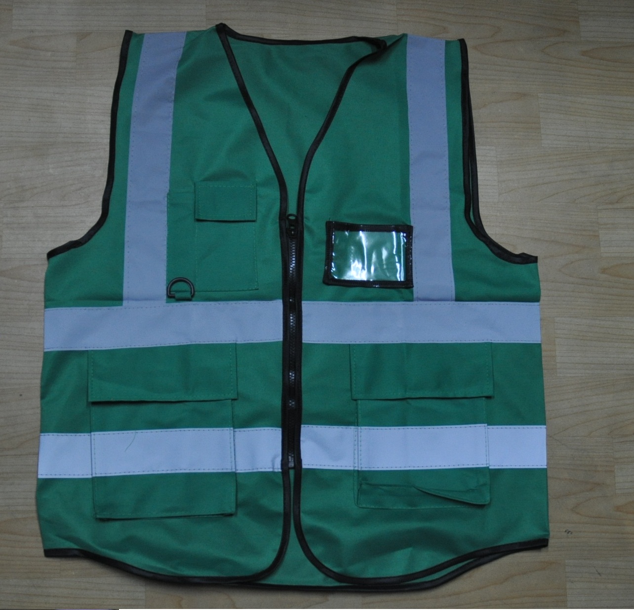 เสื้อกั๊กสะท้อนแสงผ้าโพลีเอสเตอร์ มีกระเป๋าและช่องใส่บัตร มีช่องเสียบการ์ดช่องเสียบปากกาและกระเป๋าสี่ช่องสำหรับเก็บอุปกรณ์เสริมที่จำเป็นแถบสะท้อนแสงสะท้อนแสงได้ดีทั้งในเวลากลางวันและกลางคืน ช่วยให้มองเห็นได้ชัดเจน