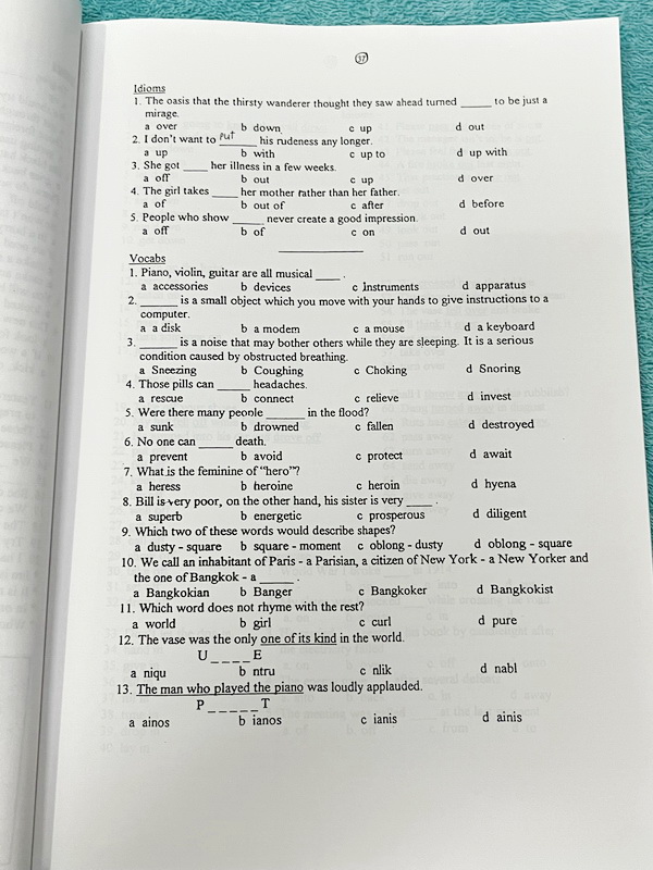 ►อ.ถ้วย◄ หนังสือเรียนภาษาอังกฤษครูถ้วย คอร์ส ม.3 สอบเข้าเตรียมอุดม + ชีทเฉลย + ชีทสรุปแกรมม่า ในหนังสือมีโจทย์เยอะมาก มีจดบางหน้า มีชีทเฉลยใช้คู่กับหนังสือให้ต่างหาก และมีชีทตัวอย่างการสรุป Grammar ย่อๆให้พอเข้าใจแบบภาพรวม ควรจำเอาไว้ให้ได้ อาจารย์แบ่งสรุ