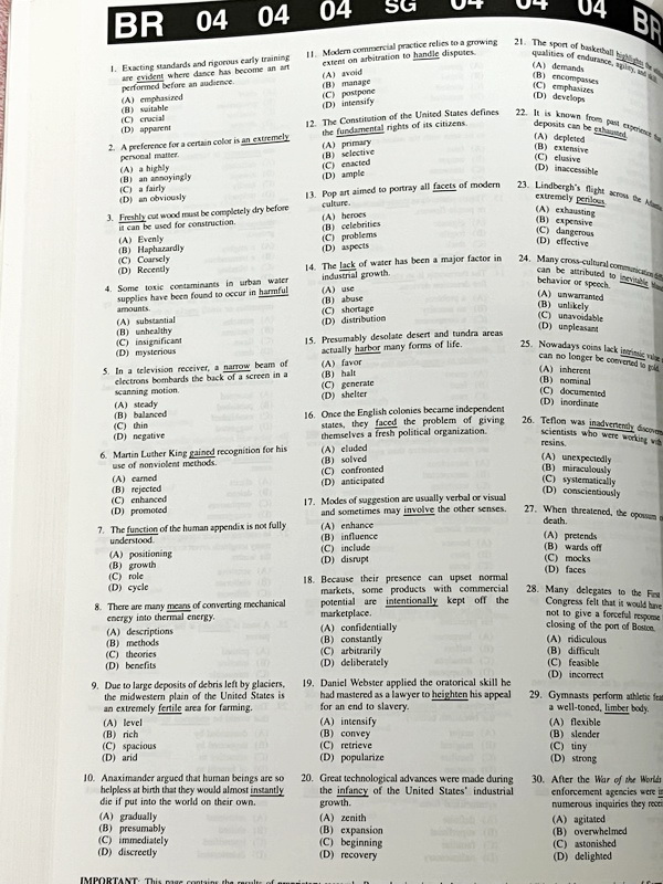 ►หนังสืออ.สงวน◄ ตำราเรียนอ.สงวน วงศ์สุชาต Vocabulary มีโจทย์ทั้งเล่ม เป็นคลังโจทย์ มีโจทย์เยอะมากประมาณเกือบ 2,000 ข้อ มีเฉลยพิมพ์ไว้ด้านล่างทุกหน้า มีเขียนด้วยดินสอเล็กน้อย ด้านหลังมีคำศัพท์ที่ควรท่องจำอีก 519 คำหนังสือเล่มหนาใหญ่มาก ขนาดเทียบเท่าหนังสือ