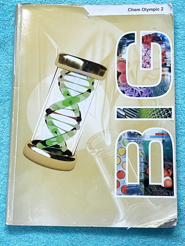 ►หนังสือเคมีโอลิมปิก◄ อ.บิ๊ก เคมีโอลิมปิก Chem Olympic เล่ม 2 มีจดเนื้อหาที่เข้าเรียนในคอร์สบางหน้า จดละเอียดมาก เนื้อหายากลึกถึงสอบแข่งขันโอลิมปิก เหมาะสำหรับเด็กนักเรียนที่มีพื้นฐานดี แบบฝึกหัดมีทำไปแล้วบางข้อ ด้านหลังมีเฉลยของอาจารย์ครบทุกข้อ หนังสือเล