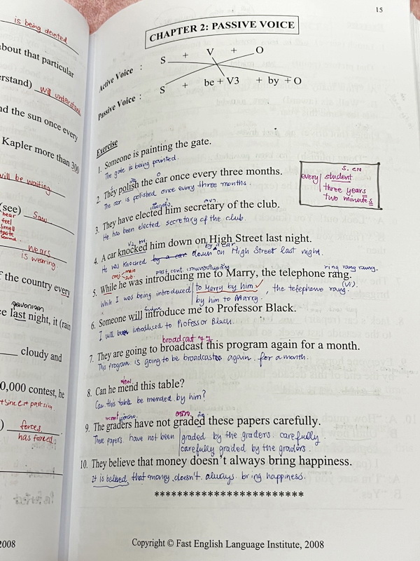 ►Fast English◄ หนังสือกวดวิชา Fast English เล่ม Grammar สรุปแกรมม่าแบบเรียนเร็ว รู้เร็ว จำง่าย มีทั้งหมด 30 บท มีสรุปสูตรแกรมม่าแบบย่นย่อบรรทัดเดียวแต่มีความละเอียดมาก ทำให้อ่านง่าย เข้าใจง่าย มีตัวอย่างประกอบทุกสูตร มีโจทย์ประจำบท จดครบเกือบทั้งเล่ม จดละ