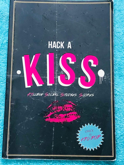 ►สังคมครูป๊อป◄ Kru Pop หนังสือกวดวิชา Hack a Kiss ครูป็อป สรุปเนื้อหาสังคมครบทุกสาระ มีเทคนิคการจำลัดเยอะมาก ครูป็อปอธิบายหลักสำคัญในการตอบคำถามว่า ถ้าเจอคำถามแนวๆนี้ ควรจะตอบคำถามอย่างไรให้ตรงประเด็นที่สุด ,มี Kiss Vocab แปลคำศัพท์สังคมเป็นไทยทำให้เข้าใจ