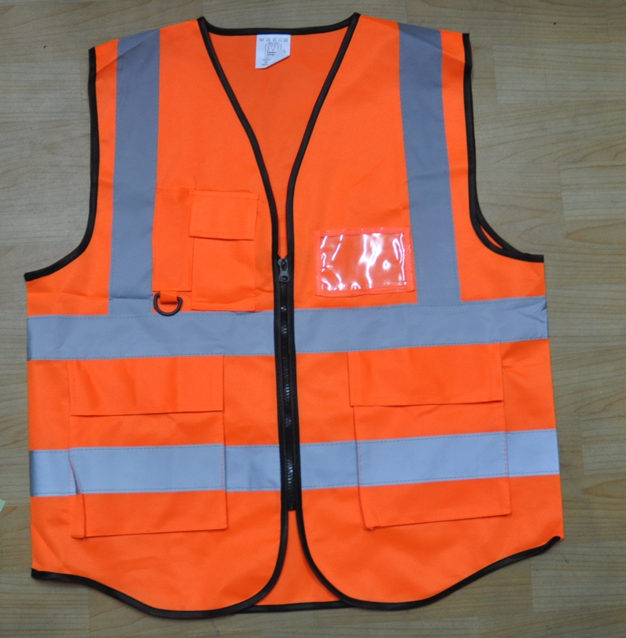 เสื้อกั๊กสะท้อนแสงผ้าโพลีเอสเตอร์ มีกระเป๋าและช่องใส่บัตร มีช่องเสียบการ์ดช่องเสียบปากกาและกระเป๋าสี่ช่องสำหรับเก็บอุปกรณ์เสริมที่จำเป็นแถบสะท้อนแสงสะท้อนแสงได้ดีทั้งในเวลากลางวันและกลางคืน ช่วยให้มองเห็นได้ชัดเจน