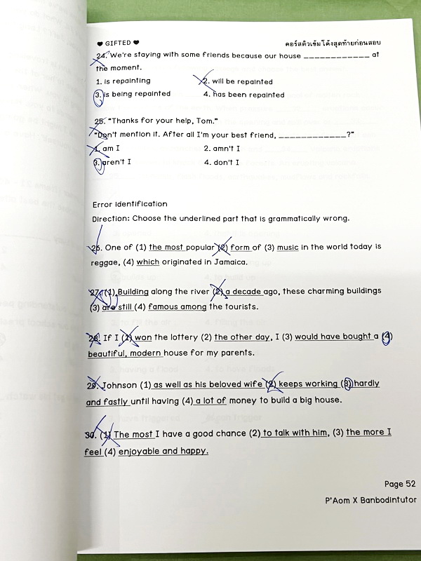 ►อังกฤษสอบเข้า ม.1 Gifted◄ หนังสือกวดวิชาบ้านบดินทร์ติวเตอร์ เตรียมสอบเข้า ม.1 Gifted วิชาภาษาอังกฤษ เน้นตะลุยโจทย์ข้อสอบทั้งเล่ม มีโจทย์ข้อสอบ 7 ชุด + ข้อสอบ Interesting Idioms อีก 1 ชุดรวมทั้งหมด 8 ชุด มีจดเฉลยครึ่งเล่ม ที่เหลือเว้นว่างไว้และไม่มีเฉลย