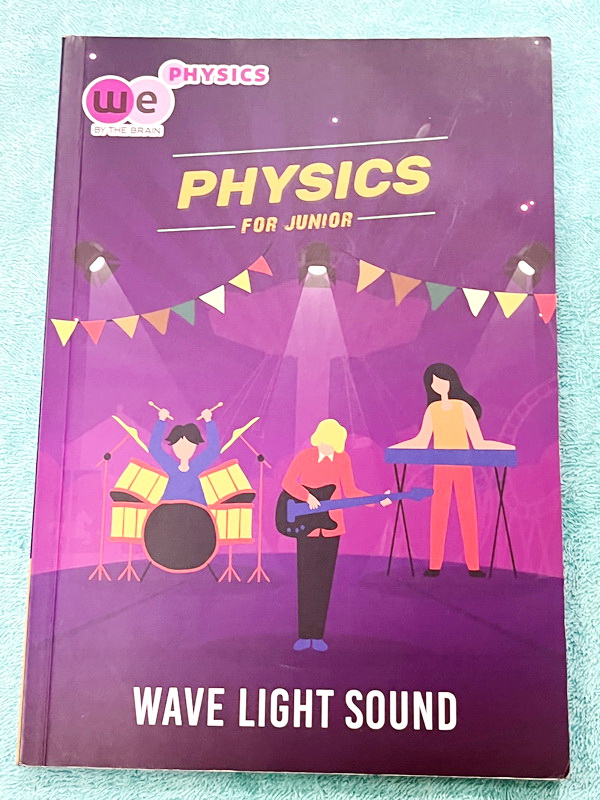 ►ฟิสิกส์ม.ต้น◄ หนังสือเรียนพิเศษ We Brain ระดับชั้นม.ต้น 5 เล่ม มีสรุปเนื้อหา สูตรสำคัญรวมถึง Tips เทคนิคลัดของอาจารย์ มีโจทย์ทบทวนประจำบท และเฉลย Assignment อย่างละเอียด มีแสดงวิธีทำอย่างละเอียด จดบางหน้า จดละเอียด หนังสือพิมพ์สีสวยงามบางหน้า