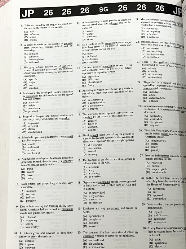 ►หนังสืออ.สงวน◄ ตำราเรียนอ.สงวน วงศ์สุชาต Vocabulary มีโจทย์ทั้งเล่ม เป็นคลังโจทย์ มีโจทย์เยอะมากประมาณเกือบ 2,000 ข้อ มีเฉลยพิมพ์ไว้ด้านล่างทุกหน้า มีเขียนด้วยดินสอเล็กน้อย ด้านหลังมีคำศัพท์ที่ควรท่องจำอีก 519 คำหนังสือเล่มหนาใหญ่มาก ขนาดเทียบเท่าหนังสือ