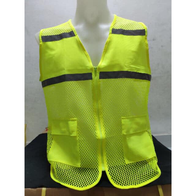 เสื้อกั๊กสะท้อนแสง ตาข่ายใหญ่ 2 กระเป๋า รุ่นใหม่ - อก 45 นิ้ว ยาว 25.5 นิ้ว -ซิปรูดยาวใส่สดวก น้ำหนักเบาใส่สบาย -มีกระเป๋า 2 ข้าง -มีแถบสะท้อนแสง