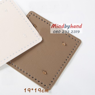 แผ่นหนังรองก้นกระเป๋าสำเร็จรูป ทรงสี่เหลี่ยม ขนาด 19x19 cm.