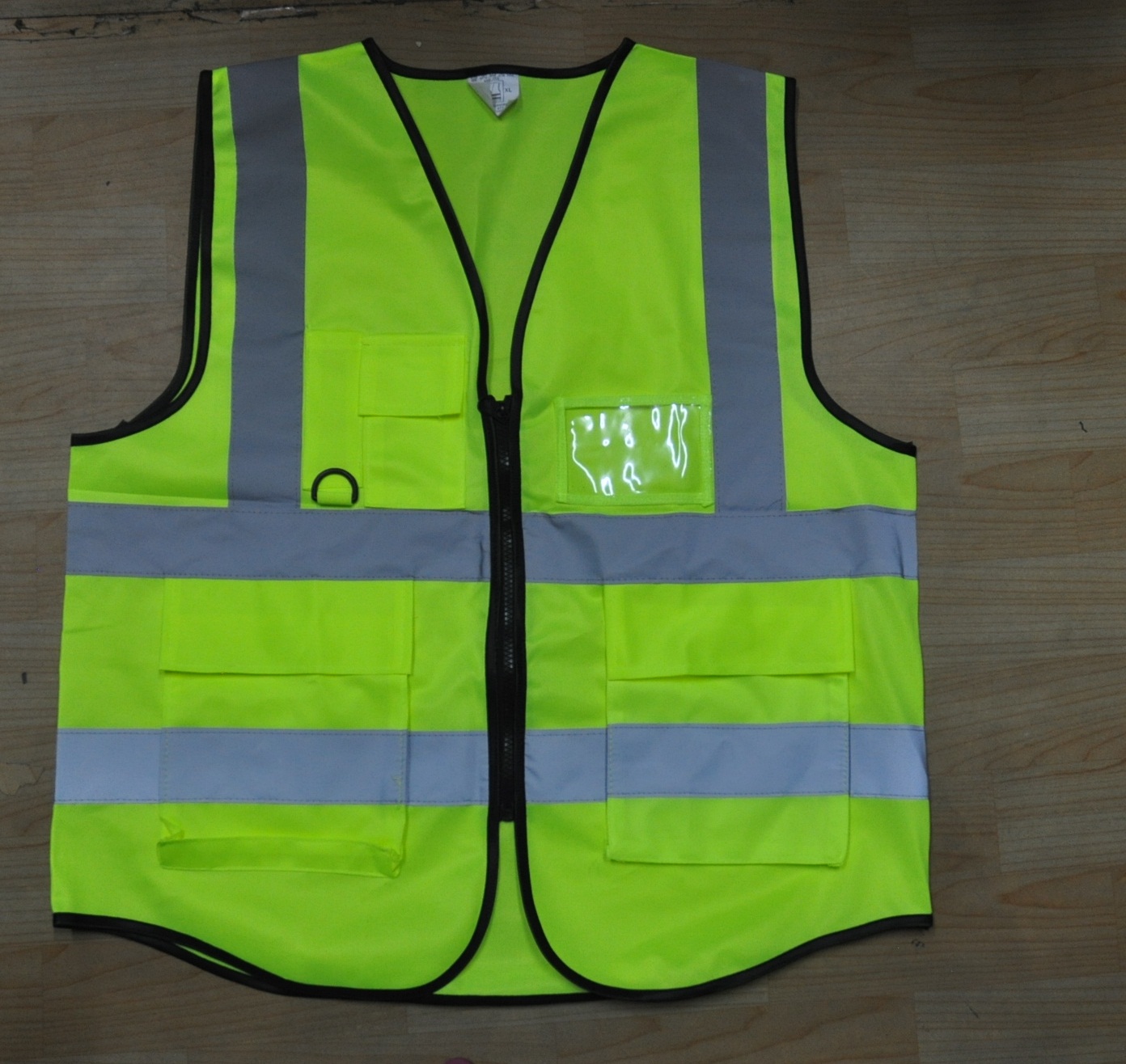 เสื้อกั๊กสะท้อนแสงผ้าโพลีเอสเตอร์ มีกระเป๋าและช่องใส่บัตร มีช่องเสียบการ์ดช่องเสียบปากกาและกระเป๋าสี่ช่องสำหรับเก็บอุปกรณ์เสริมที่จำเป็นแถบสะท้อนแสงสะท้อนแสงได้ดีทั้งในเวลากลางวันและกลางคืน ช่วยให้มองเห็นได้ชัดเจน