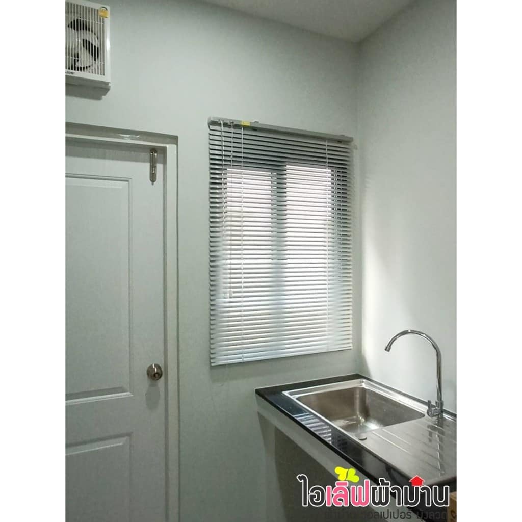 [H461] เซนโทร สะพานมหาเจษฎาบดินทร์ฯ ผ้าม่านกันยูวี ซ้อนด้วยผ้าโปร่ง และมู่ลี่อลูมิเนียมในห้องครัว