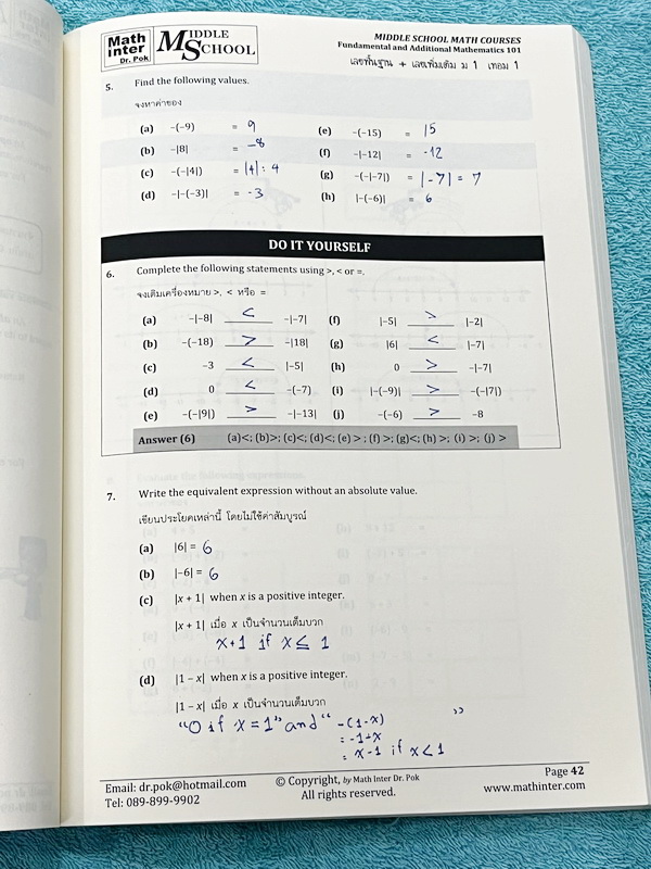 ►Dr.Pok◄ หนังสือเรียนพิเศษ Math Inter ดร.ป๊อป ม.1 เทอม 1 วิชาคณิตศาสตร์ มีสรุปสูตรเนื้อหาสำคัญ และโจทย์แบบฝึกหัด เนื้อหาและเทคนิคลัดตีพิมพ์สมบูรณ์ เนื้อหาและโจทย์มี 2 ภาษาคือภาษาไทยและภาษาอังกฤษ ในหนังสือมีจดบางหน้า จดละเอียด หนังสือเล่มหนาใหญ่