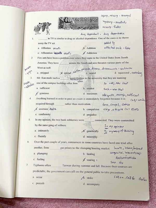 ►ครูพี่แน้ต◄ หนังสือกวดวิชาภาษาอังกฤษครู P’NAT ติวอังกฤษพิชิตทุกข้อสอบ (ปกเด็กฟังเพลง) ในหนังสือเป็นตะลุยโจทย์ทั้งเล่ม จดเฉลยครบเกือบทั้งเล่ม มีโจทย์บางข้อเว้นว่างไปบ้าง ไม่ได้จดและไม่มีเฉลย