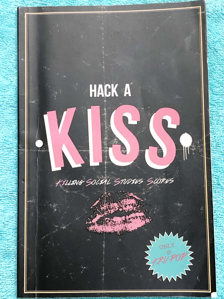 ►สังคมครูป๊อป◄ Kru Pop หนังสือกวดวิชา Hack a Kiss ครูป็อป สรุปเนื้อหาสังคมครบทุกสาระ มีเทคนิคการจำลัดเยอะมาก ครูป็อปอธิบายหลักสำคัญในการตอบคำถามว่า ถ้าเจอคำถามแนวๆนี้ ควรจะตอบคำถามอย่างไรให้ตรงประเด็นที่สุด ,มี Kiss Vocab แปลคำศัพท์สังคมเป็นไทยทำให้เข้าใจ