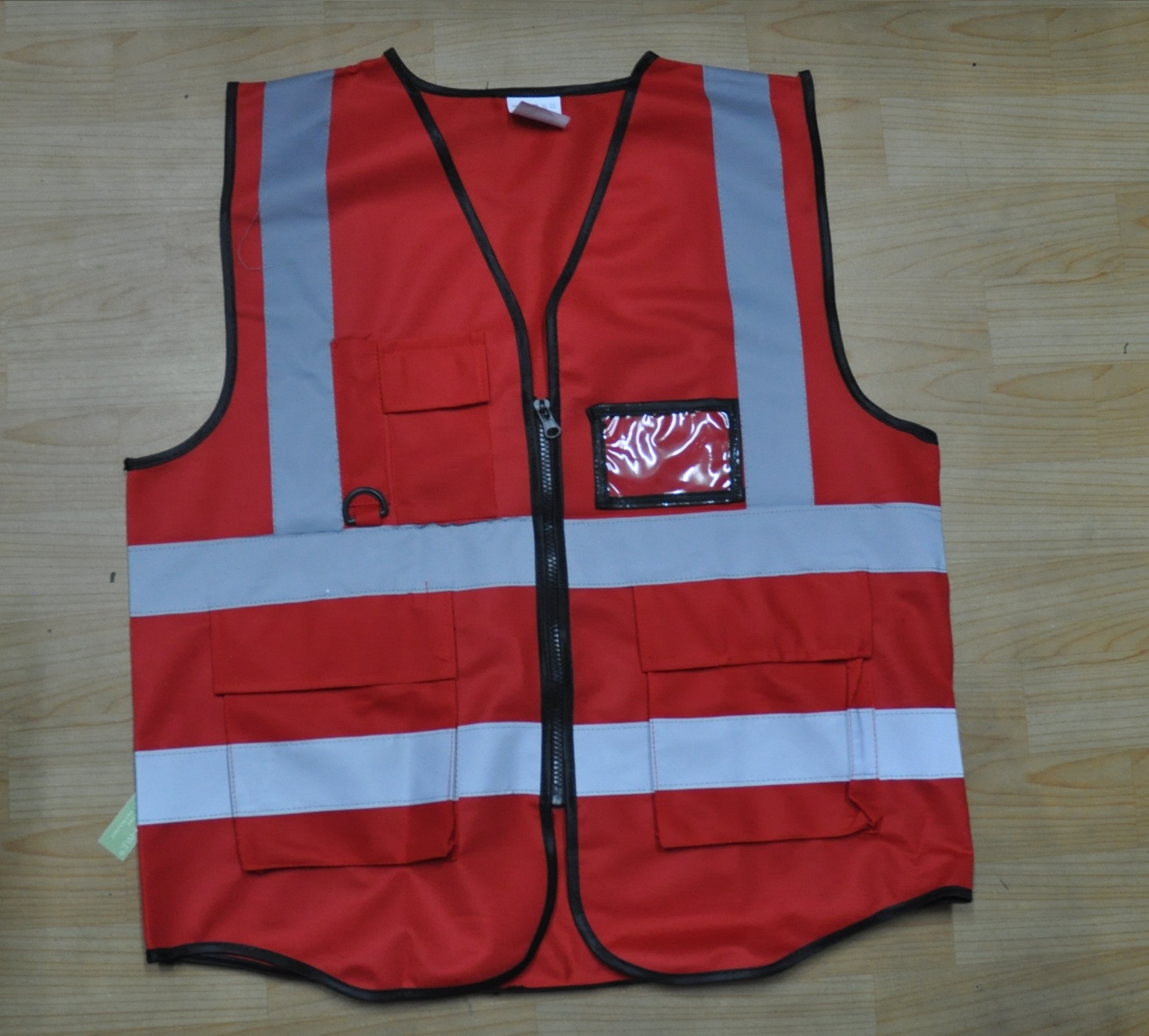 เสื้อกั๊กสะท้อนแสงผ้าโพลีเอสเตอร์ มีกระเป๋าและช่องใส่บัตร มีช่องเสียบการ์ดช่องเสียบปากกาและกระเป๋าสี่ช่องสำหรับเก็บอุปกรณ์เสริมที่จำเป็นแถบสะท้อนแสงสะท้อนแสงได้ดีทั้งในเวลากลางวันและกลางคืน ช่วยให้มองเห็นได้ชัดเจน