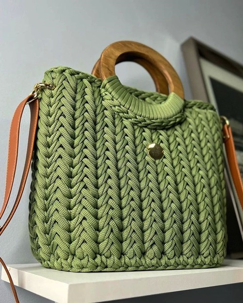 ไหมเส้นแบน น้ำหนัก 200g. รหัสสี 18 สีเขียวอโวคาโด