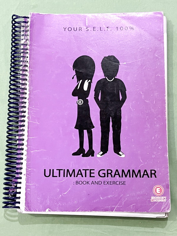 ►ครูพี่แนน Enconcept◄ หนังสือเรียน Ultimate Grammar Book & Exercise สรุปแกรมม่าภาษาอังกฤษทุกเรื่องในเล่มเดียว มี Trick เทคนิค วิธีการทำข้อสอบมากมายจากครูพี่แนน จดครบเกือบทั้งเล่ม จดละเอียดมาก มีกฎเหล็ก ,หลักการใช้แกรมม่า และมีเทคนิคลัดเยอะมาก ด้านหลังมีเฉ