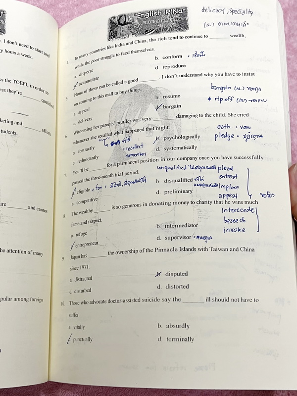 ►ครูพี่แน้ต◄ หนังสือกวดวิชาภาษาอังกฤษครู P’NAT ติวอังกฤษพิชิตทุกข้อสอบ (ปกเด็กฟังเพลง) ในหนังสือเป็นตะลุยโจทย์ทั้งเล่ม จดเฉลยครบเกือบทั้งเล่ม มีโจทย์บางข้อเว้นว่างไปบ้าง ไม่ได้จดและไม่มีเฉลย