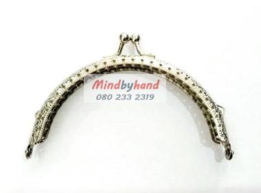 ขอบกระเป๋าปิ๊กแป๊ก แบบโค้ง ฉลุ มีลาย สีเงิน ขนาด 4 นิ้ว