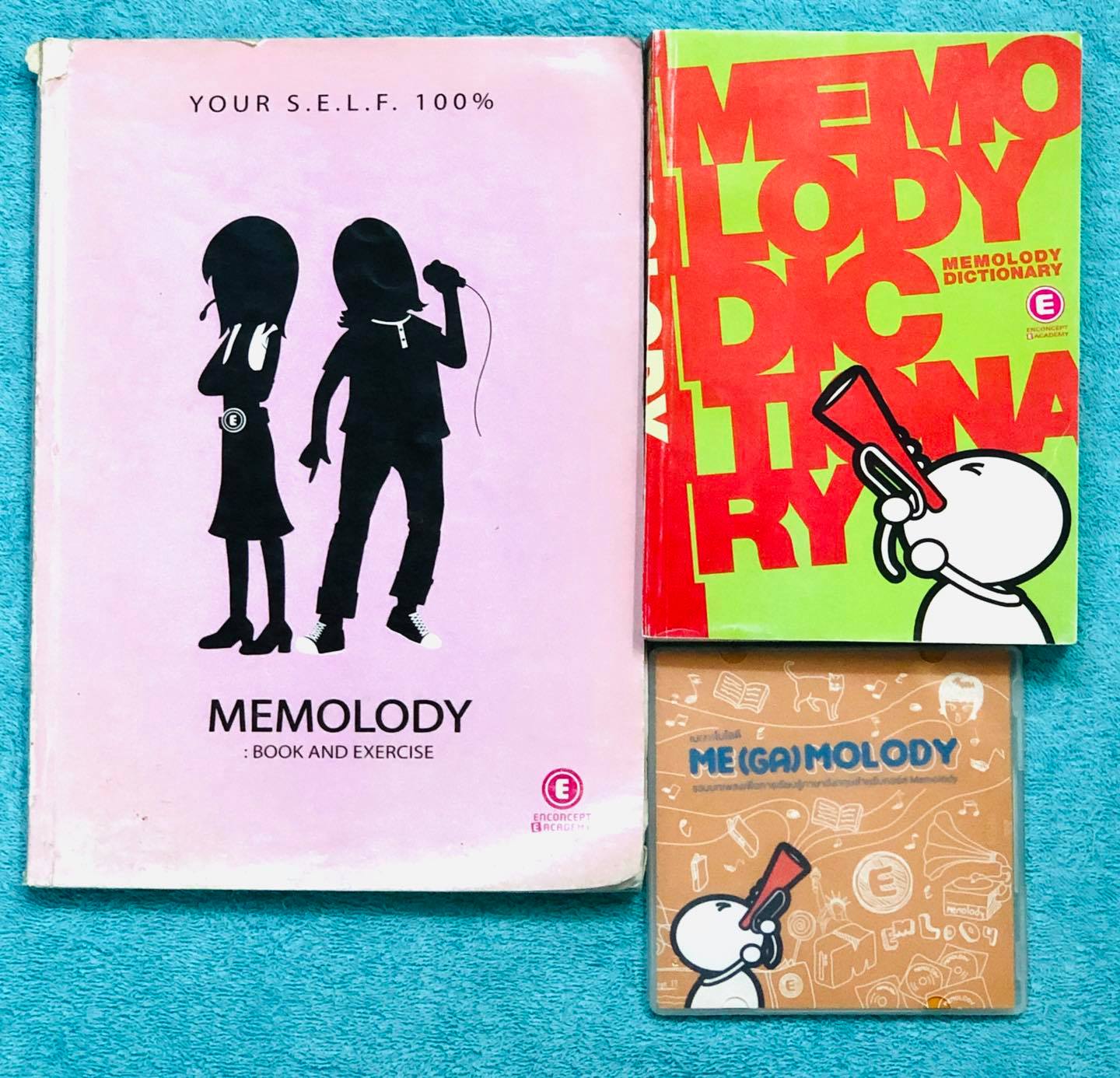 ►ครูพี่แนน Enconcept◄ เซ็ทหนังสือ Memelody + CD เพลงภาษาอังกฤษครูพี่แนน ในเซ็ทมีเพลงครอบคลุมคำศัพท์ตั้งแต่ระดับ Basic จนถึง Advanced เหมาะสำหรับเด็กประถม – สอบเข้า ม.1 – ม.ต้น – สอบเข้า ม.4 จนถึง ม.ปลาย มีเพลงทั้งหมดมากกว่า 200 เพลง ช่วยเพื่อฝึกทักษะด้าน