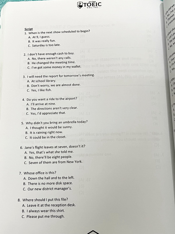 ►ครูดิว◄ หนังสือ KruDew คอร์สโทอิก เตรียมตัวสอบโทอิค TOEIC มีสรุปแกรมม่า มีช่องว่างเว้นไว้ให้เติมเองเยอะมาก มีโจทย์ข้อสอบ อาจารย์มีบอก7 นิสัยฝรั่งที่ TOEIC ชอบ เช่น ฝรั่งมีมารยาท ฝรั่งไม่กวนทีน ฝรั่งชอบช่วยเหลือ มีประเภทคำถามที่ออกสอบบ่อย หนังสือไม่มีรอยข